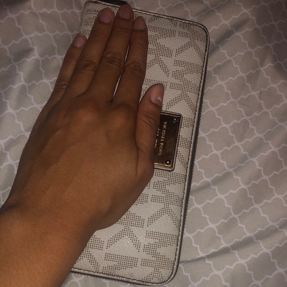 Authentic Michael Kors wallet - Picture 3 of 8